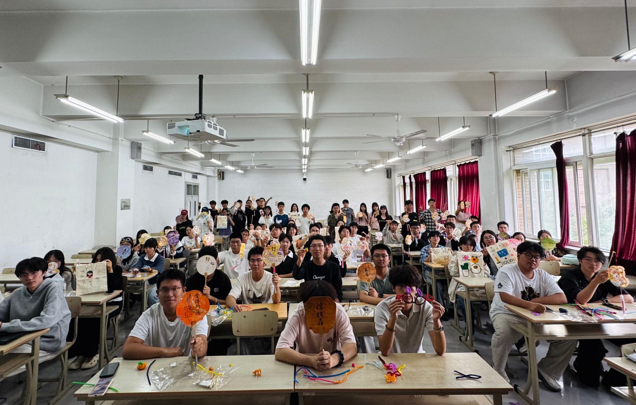 巧手制佳物 月圆亦团圆｜我院开展中秋留校学生暖心手工活动